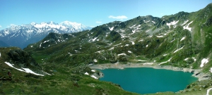 Le lac supérieur de Fully avec au fond à gauche la cabane de Sorniot et dans l'arrière plan le massif du Mont Blanc