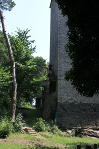 La porte d'entrée de la tour se situe en haut d'un escalier extérieur