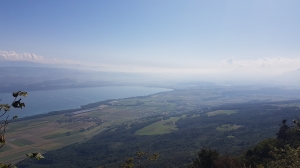 Vue sur le lac de Neuchâtel, depuis le bord de la falaise.