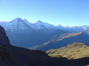 de gauche à droite:

Eiger 3970m,
Mönch 4099m,
Jungfrau 4158m,
Mittaghorn 3897m,
Breithorn 3786m