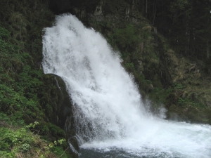 La cascade sortant du rocher