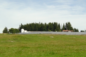 La centrale solaire et l'observatoire astronomique de Mont-Soleil