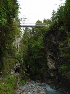Variante depuis Frenières: le pont, depuis le fond des gorges
