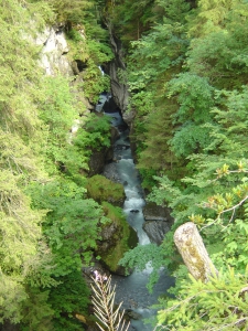 Variante depuis Frenières: vue sur les gorges de Frenières, depuis le pont