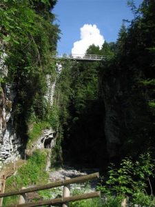 Le pont suspendu passant au dessus des gorges permet de rejoindre rapidement la route