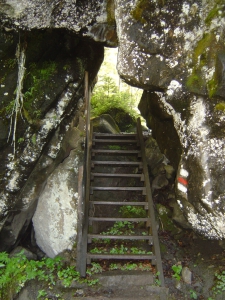 Un escalier sous les rochers