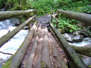 Un petit pont en bois sur l'Avançon