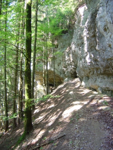 Le sentier, sous les falaises