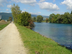 Sentier bordant la rive gauche du canal