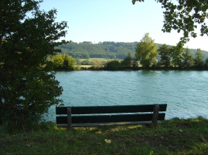 Un des nombreux bancs le long du canal de la Thielle