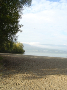 La plage à côté du refuge du lac