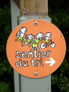 Les flèches à suivre pour le sentier du tri