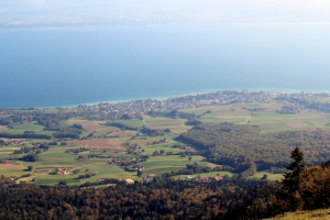 Vue sur la Béroche et les villages de Gorgier et St-Aubin