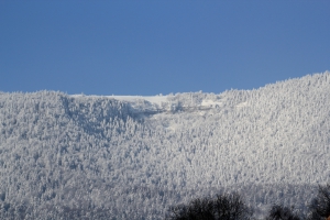 La Roche Devant, vue depuis le village de Gorgier (février 2012)