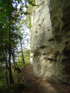 Le sentier sous les falaises