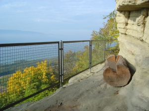 Un banc dans un tronc d'arbre, pour admirer la vue depuis la Roche de la Baume