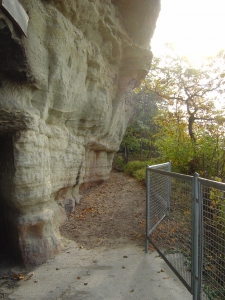 Le sentier menant à la Roche de la Baume