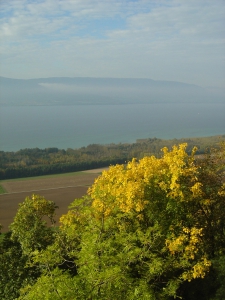 La vue sur la Lac de Neuchâtel, depuis la Roche de la Baume