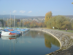 Le port et le Jura en arrière-plan