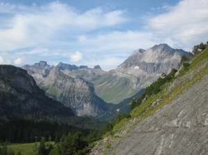 Le sentier dans le pierrier, au fond le Gross Lohner