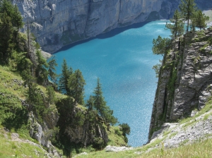 Parois tombant à pic dans le lac