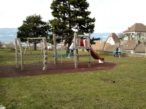 Place de jeux, à côté du Temple