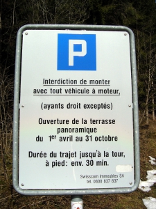 Panneau situé sur le parking