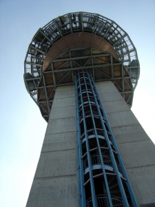 La tour, vue du dessous