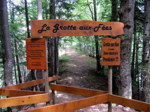Arrivée sur le site de la Grotte-aux-Fées
