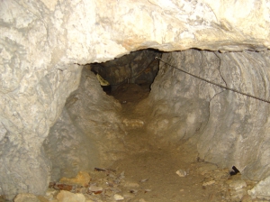 L'entrée dans la grotte, avec la chaîne pour se diriger au bon endroit