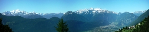 Panorama qui s’étend du massif du Grand Combin au massif du Mont Blanc. La photo est prise depuis la route au-dessus de l’alpage de Randonne