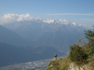 Le sentier plonge sur la vallée du Rhône