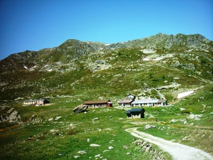 La cabane de Sorniot est située entre les 2 lacs de Fully