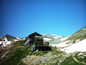 La cabane du Fénestral avec au fond à droite la Dent de Morcles