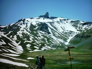 Vue sur le Grand Pré d'Euloi au pied du col du Fénestral avec au centre la Tita Seri