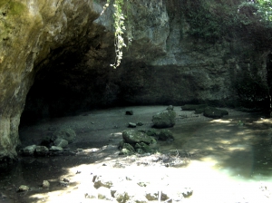 Une plage de galets, au milieu du cirque rocheux