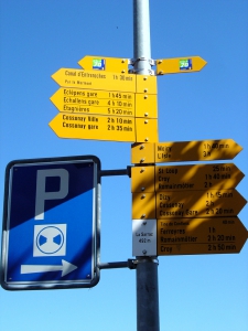 Panneau indicateur vers la gare de La Sarraz