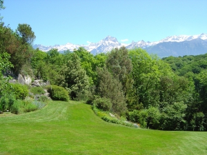 La vue sur les montagnes au loin