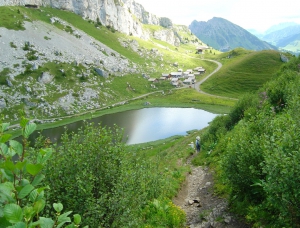 Vue plongeante sur le Lac d'Aï, depuis le sentier