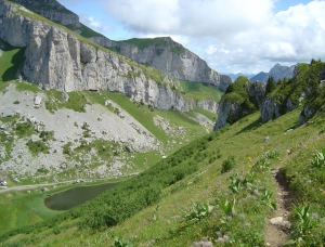 En contrebas, le Lac d'Aï