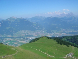 Vue sur Aigle, la Tour d'Aï à gauche et Les Diablerets à droite