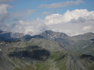 Tout en haut sur les nuages le Mont Blanc