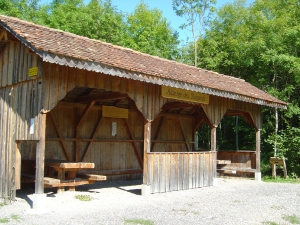 L'Auberge des Brigands, un abri pour pique-niquer, le long de la boucle Groupil et Fripouille