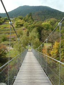 Le pont suspendu, à la rue Chez Pottier