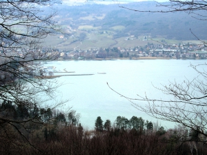 Au loin, le village de la Neuveville