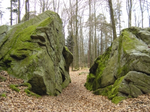 Couloir, entre deux blocs erratiques