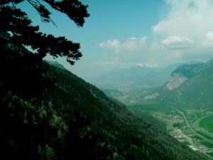 tout au fond de la vallée du Rhône on devine le lac Léman