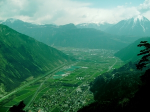 en direction de Martigny avec à gauche la Pierre Avoi et à droite le Catogne