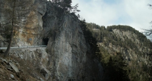 en redescendant du point de vue on traverse 2 tunnels qui dominent les gorges (à droite au fond, le Scex du Léman