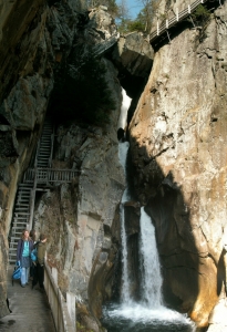 au printemps la cascade est impressionnante